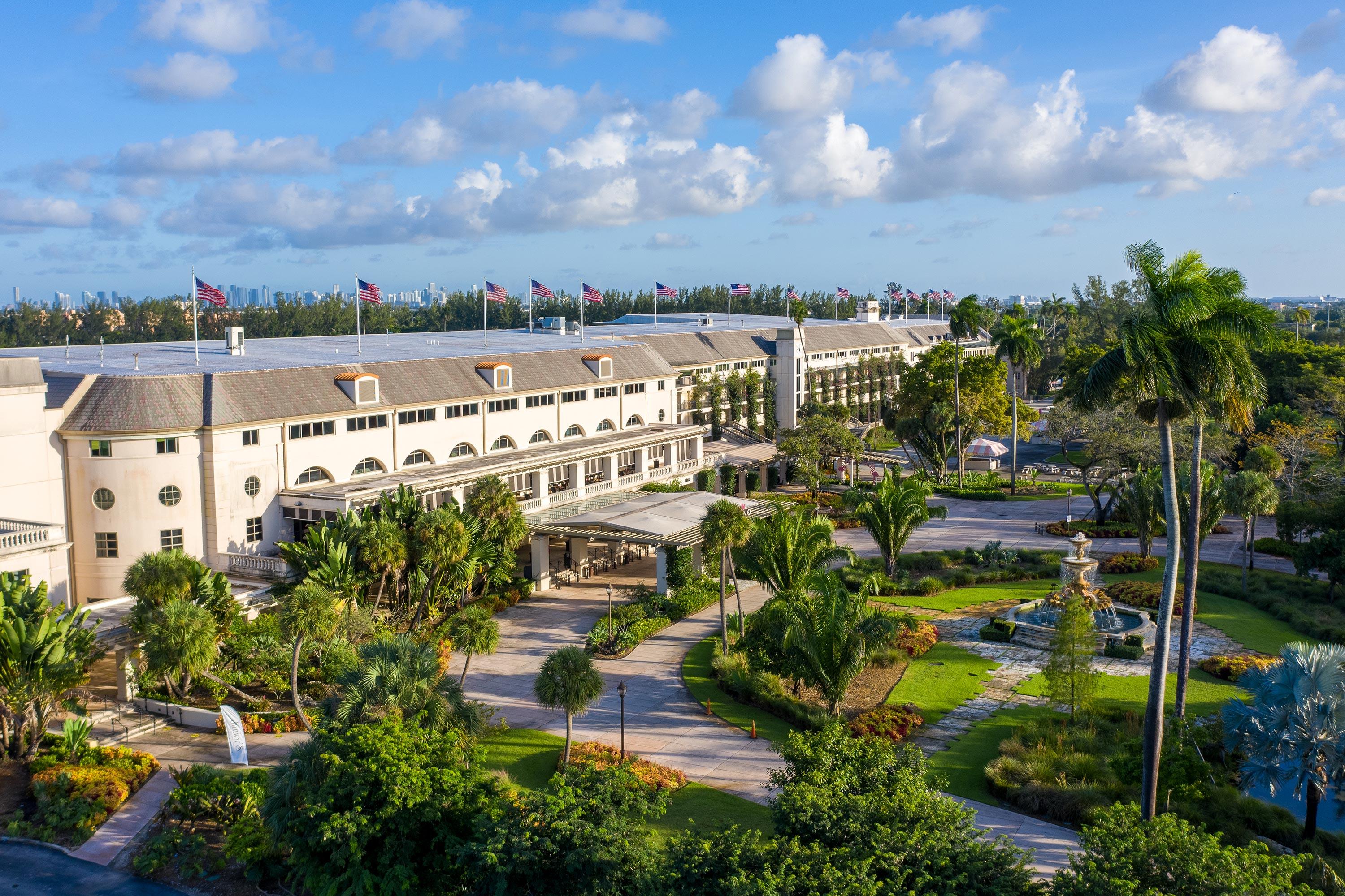 Exploring the Iconic Architecture and Lush Grounds‌ of Hialeah Park